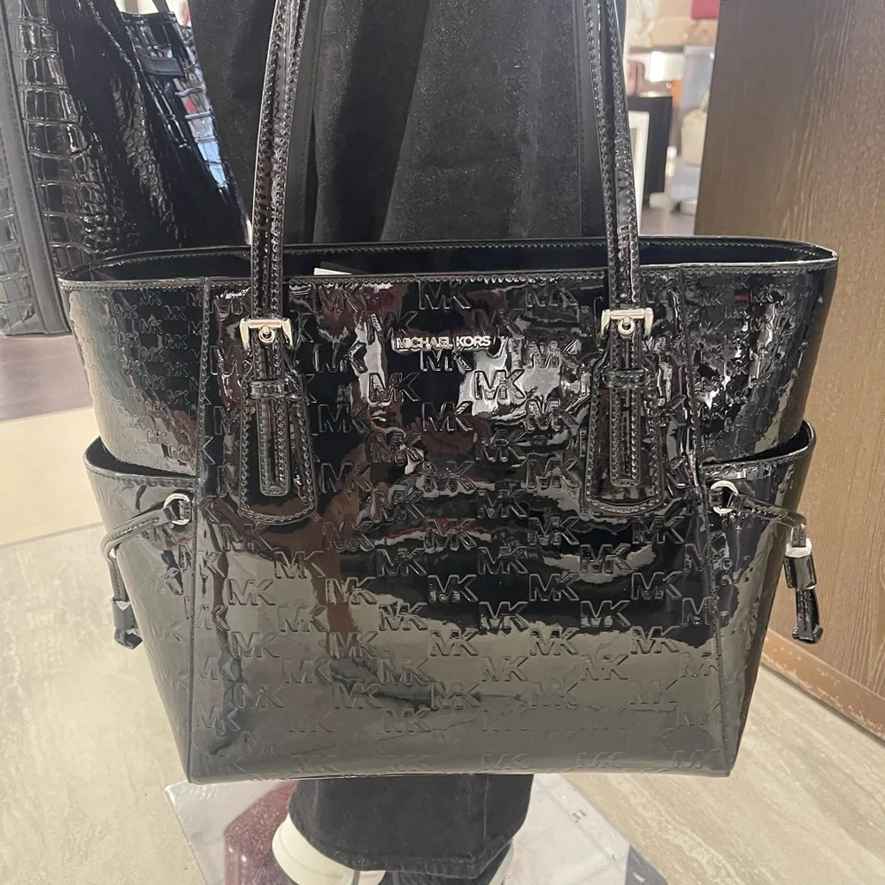 MICHAEL KORS Voyager Large Patent Logo Debossed EW Shoulder Tote Bag Black  NWT